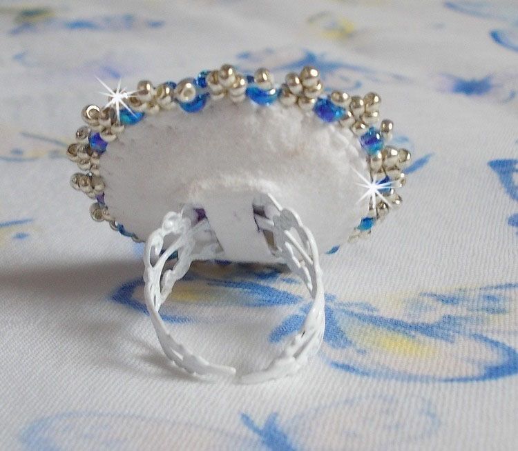 Azur-ring broderad med Swarovski-kristaller och pärlor