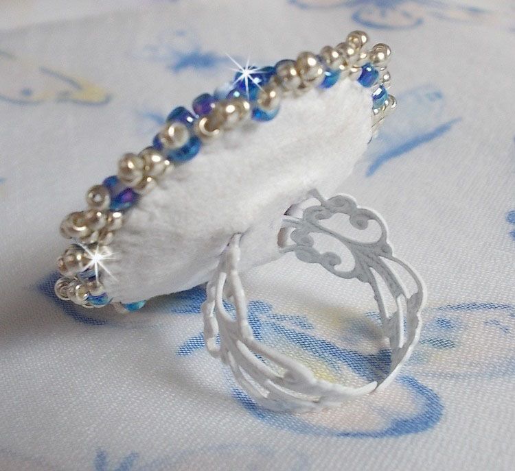 Azur-ring broderad med Swarovski-kristaller och pärlor