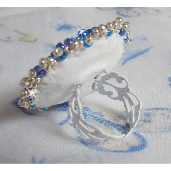 Azur-ring broderad med Swarovski-kristaller och pärlor
