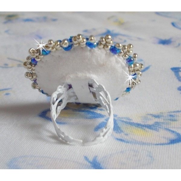 Azur-ring broderad med Swarovski-kristaller och pärlor