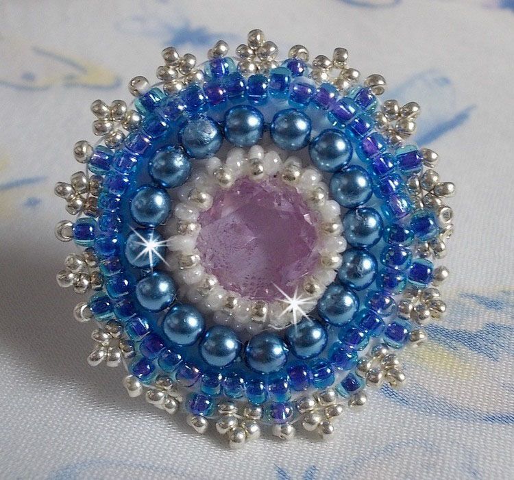 Azur-ring broderad med Swarovski-kristaller och pärlor