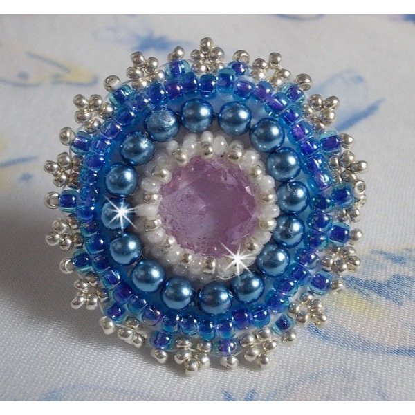 Azur-ring broderad med Swarovski-kristaller och pärlor