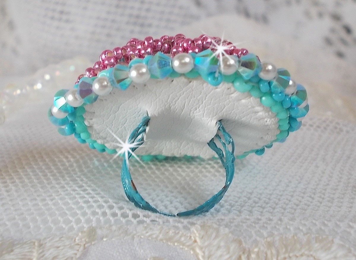 Beauty Alicia Blue ring broderad med Swarovski-kristaller, elfenbensfärgade pärlor och fröpärlor
