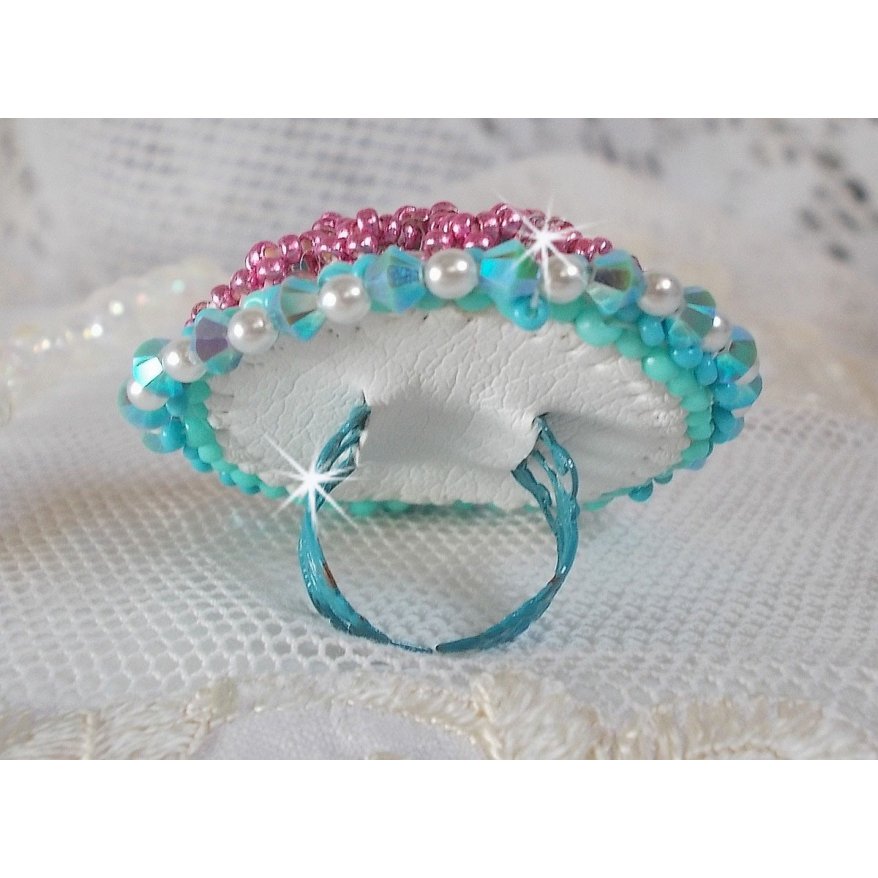 Beauty Alicia Blue ring broderad med Swarovski-kristaller, elfenbensfärgade pärlor och fröpärlor