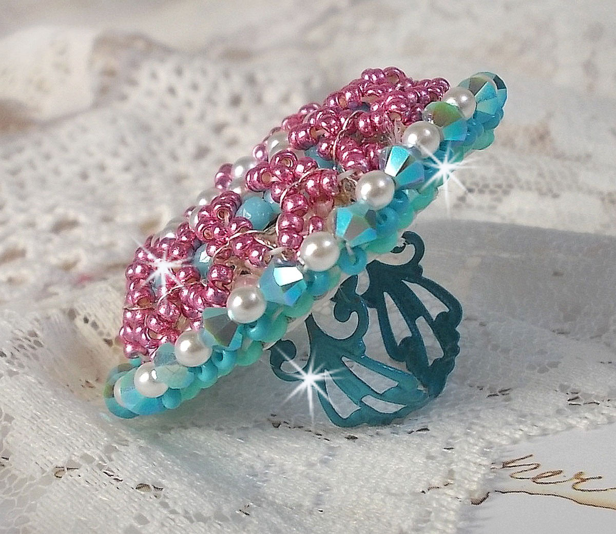 Beauty Alicia Blue ring broderad med Swarovski-kristaller, elfenbensfärgade pärlor och fröpärlor