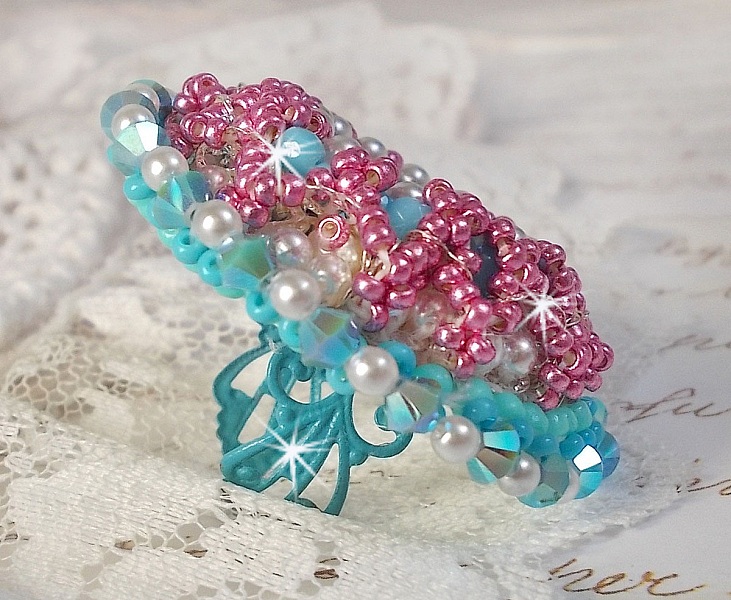 Beauty Alicia Blue ring broderad med Swarovski-kristaller, elfenbensf&auml;rgade p&auml;rlor och fr&ouml;p&auml;rlor