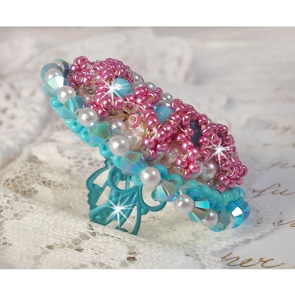 Beauty Alicia Blue ring broderad med Swarovski-kristaller, elfenbensfärgade pärlor och fröpärlor
