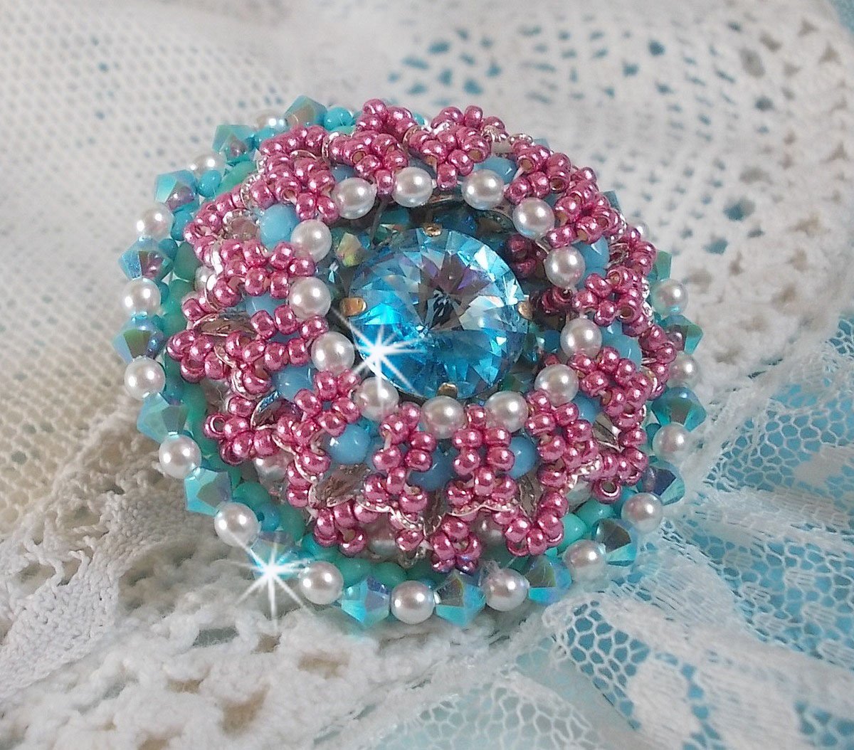 Beauty Alicia Blue ring broderad med Swarovski-kristaller, elfenbensfärgade pärlor och fröpärlor
