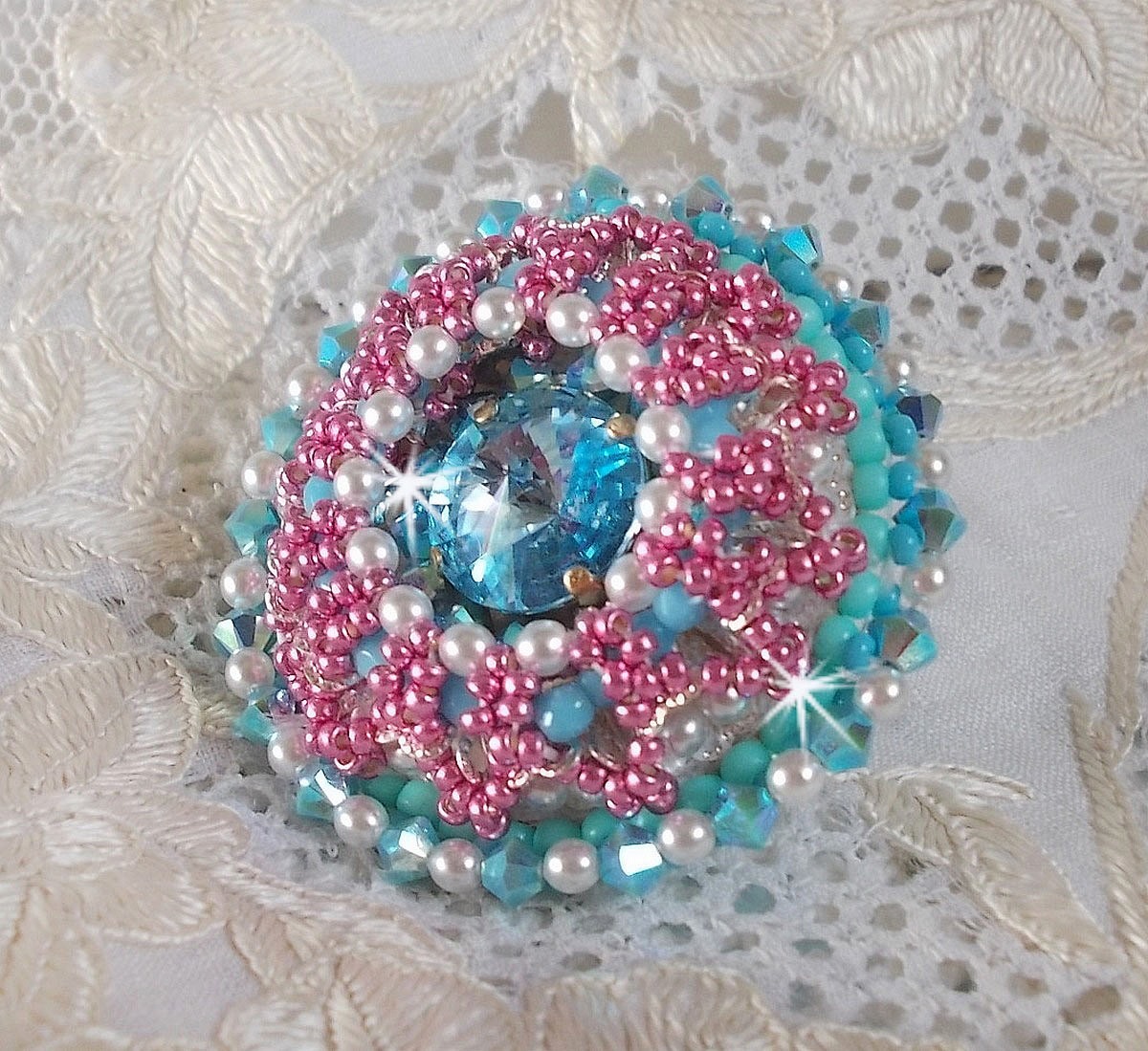 Beauty Alicia Blue ring broderad med Swarovski-kristaller, elfenbensfärgade pärlor och fröpärlor