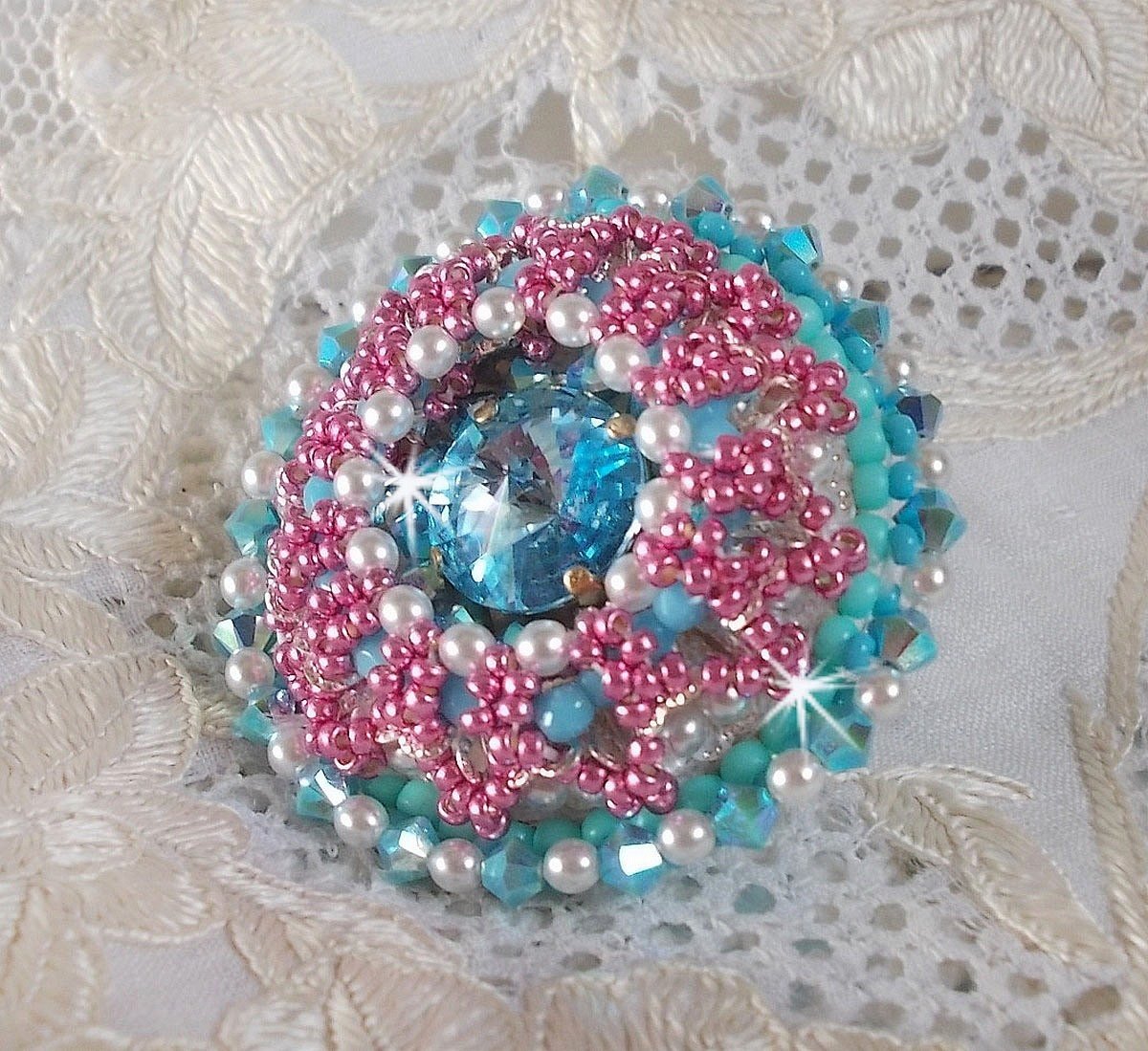 Beauty Alicia Blue ring broderad med Swarovski-kristaller, elfenbensfärgade pärlor och fröpärlor