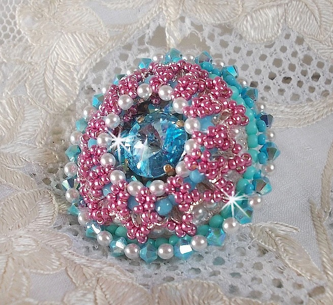 Beauty Alicia Blue ring broderad med Swarovski-kristaller, elfenbensf&auml;rgade p&auml;rlor och fr&ouml;p&auml;rlor