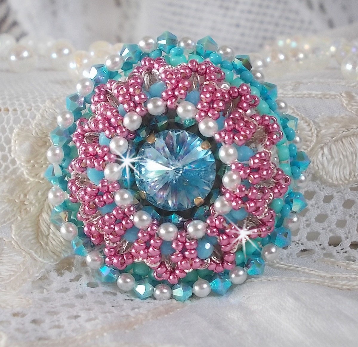 Beauty Alicia Blue ring broderad med Swarovski-kristaller, elfenbensfärgade pärlor och fröpärlor