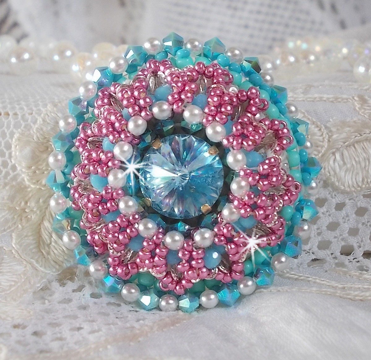 Beauty Alicia Blue ring broderad med Swarovski-kristaller, elfenbensfärgade pärlor och fröpärlor