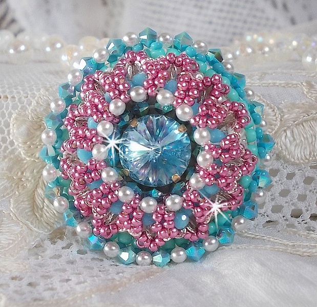 Beauty Alicia Blue ring broderad med Swarovski-kristaller, elfenbensf&auml;rgade p&auml;rlor och fr&ouml;p&auml;rlor