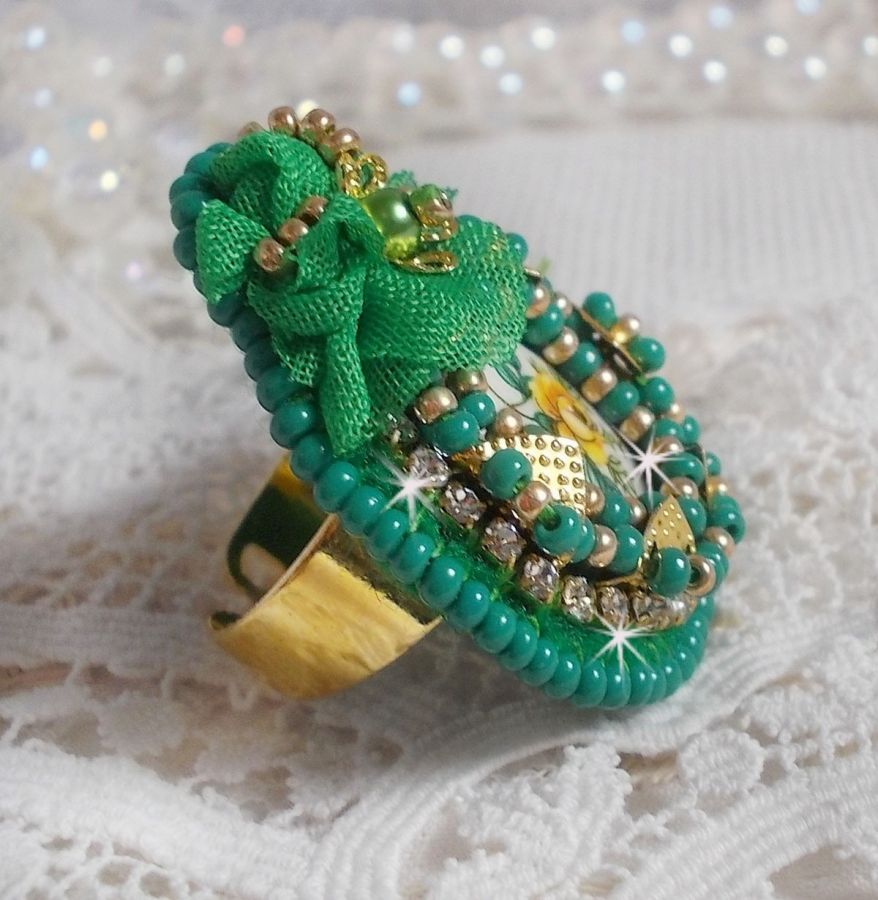 Vacker smaragd ring med en keramisk cabochon gjord av en gul och grön ros.