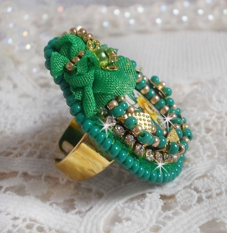 Vacker smaragd ring med en keramisk cabochon gjord av en gul och grön ros.
