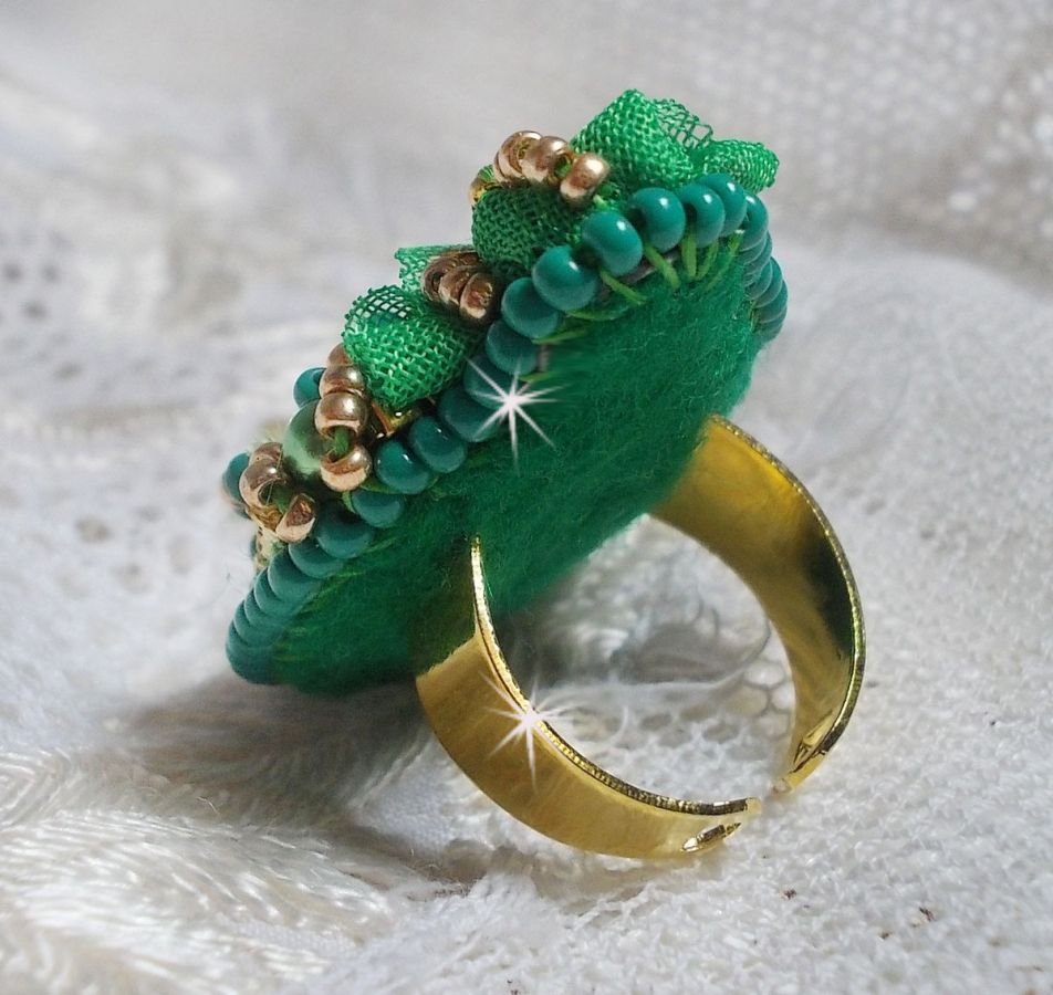 Vacker smaragd ring med en keramisk cabochon gjord av en gul och grön ros.