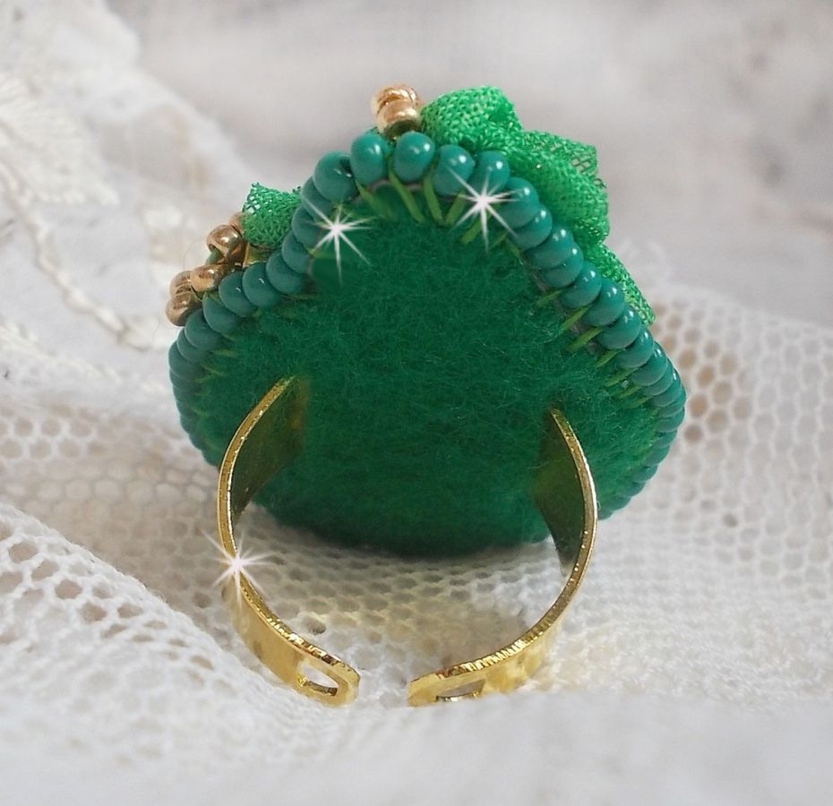 Vacker smaragd ring med en keramisk cabochon gjord av en gul och grön ros.