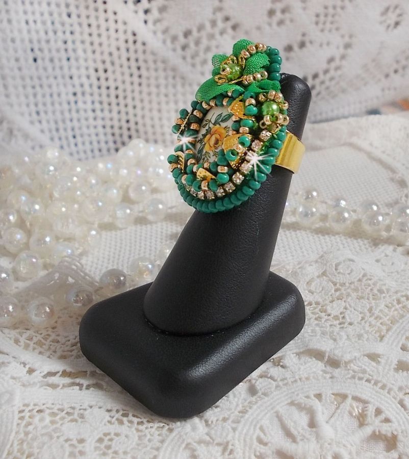 Vacker smaragd ring med en keramisk cabochon gjord av en gul och grön ros.