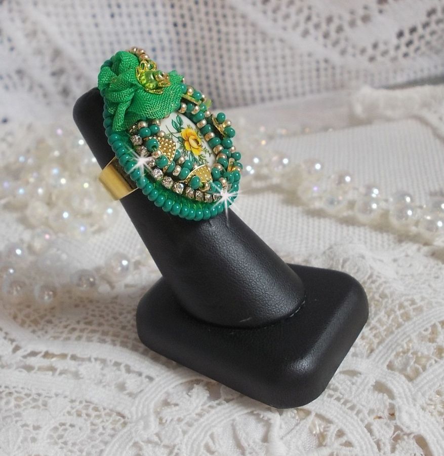 Vacker smaragd ring med en keramisk cabochon gjord av en gul och grön ros.