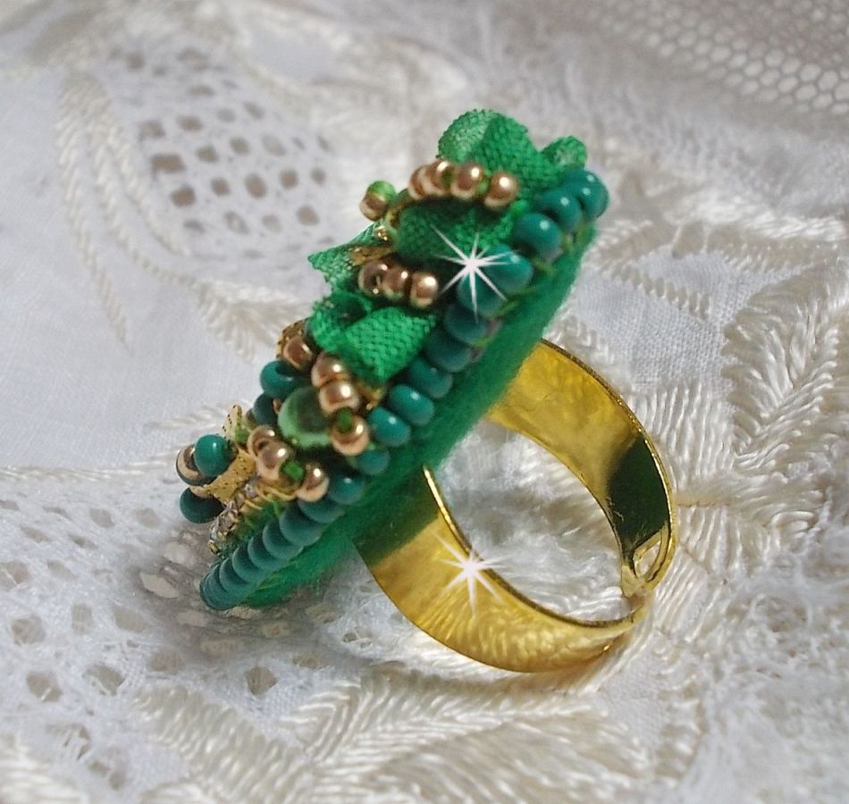 Vacker smaragd ring med en keramisk cabochon gjord av en gul och grön ros.