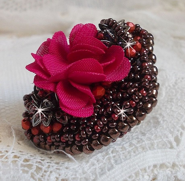 Bague  Belle H&eacute;l&egrave;ne brod&eacute;e avec une fleur en tissu, une Calcite jaune/blanc et des rocailles.