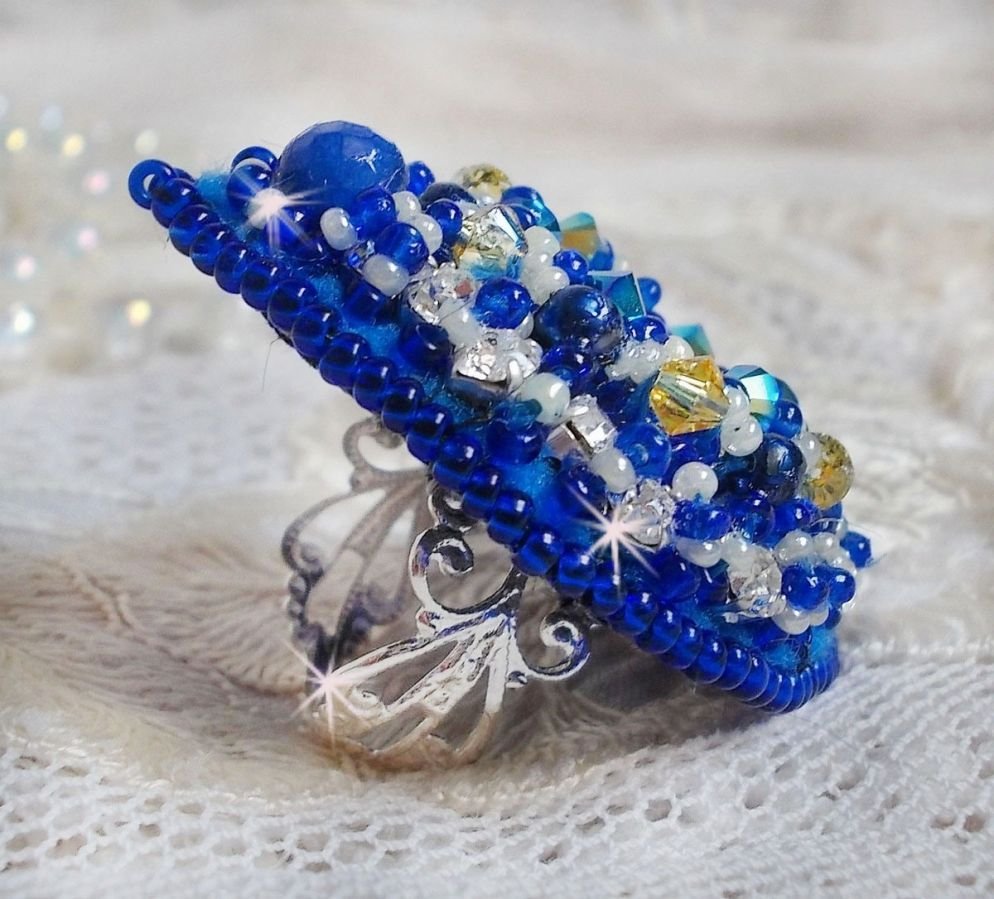 Blue Palace ring, en autentisk design med blå fröpärlor och Swarovski-kristaller.