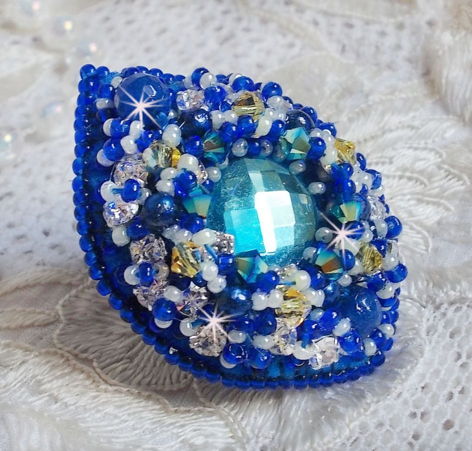 Blue Palace ring, en autentisk design med blå fröpärlor och Swarovski-kristaller.