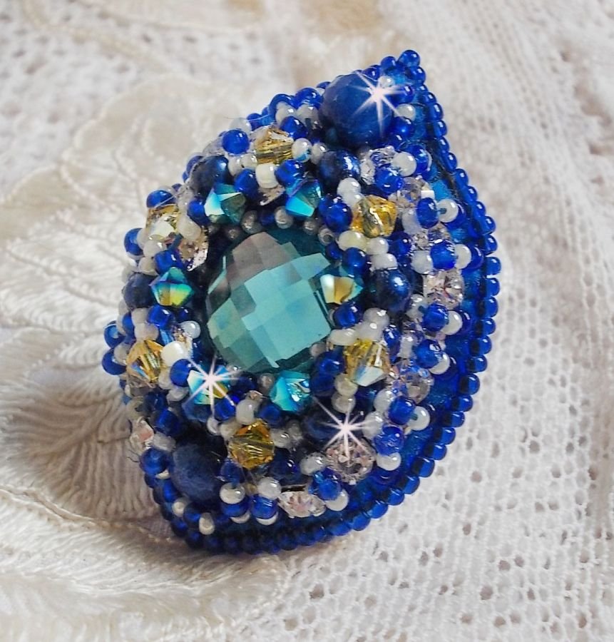 Blue Palace ring, en autentisk design med blå fröpärlor och Swarovski-kristaller.