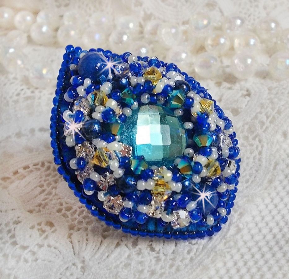 Blue Palace ring, en autentisk design med blå fröpärlor och Swarovski-kristaller.