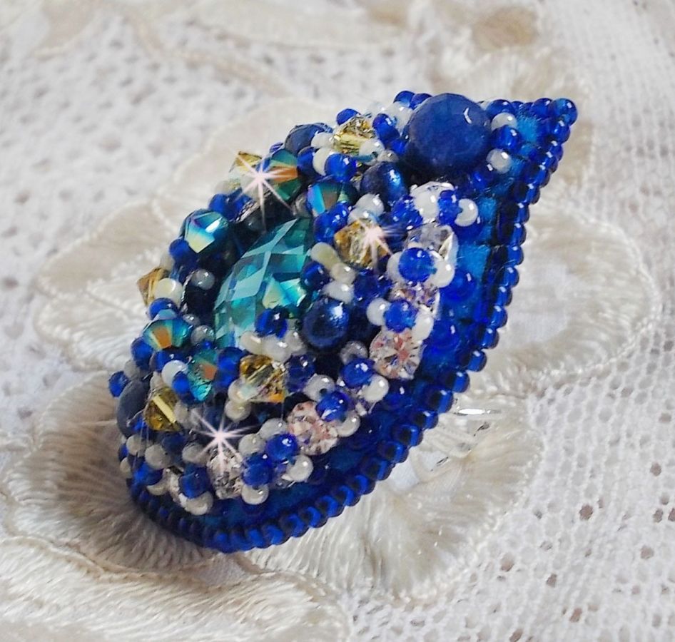 Blue Palace ring, en autentisk design med blå fröpärlor och Swarovski-kristaller.