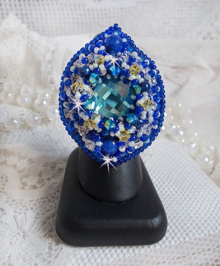 Blue Palace ring, en autentisk design med blå fröpärlor och Swarovski-kristaller.