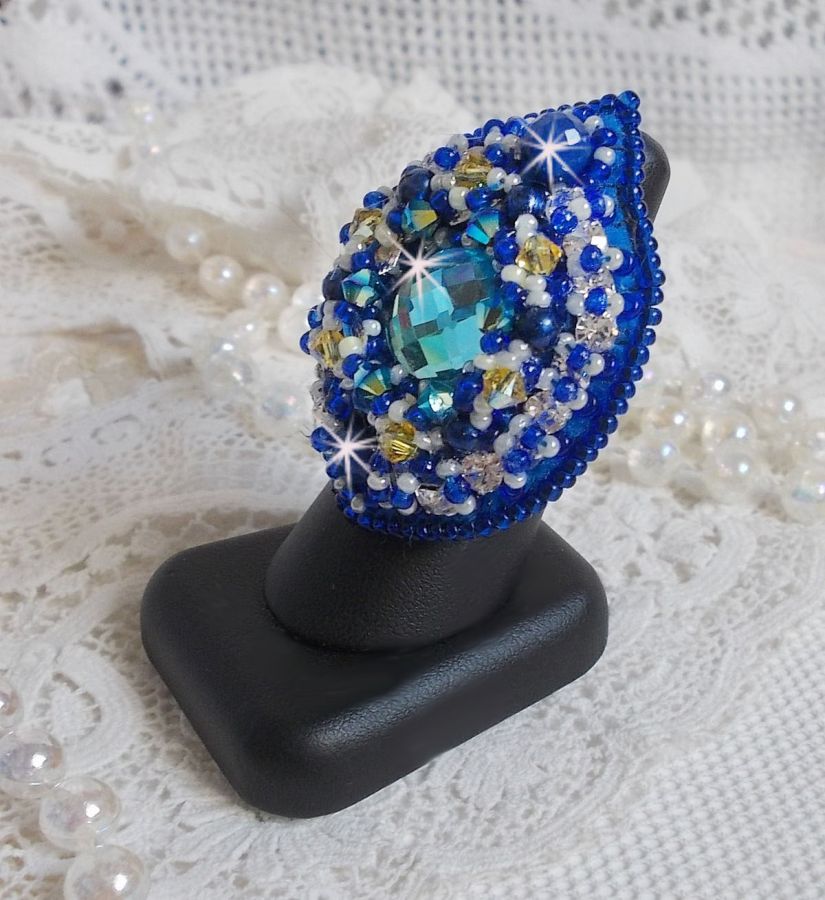 Blue Palace ring, en autentisk design med blå fröpärlor och Swarovski-kristaller.