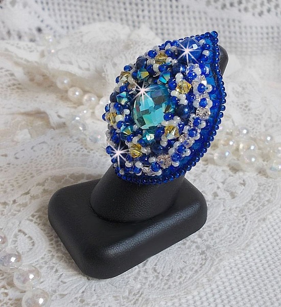 Blue Palace ring, en autentisk design med bl&aring; fr&ouml;p&auml;rlor och Swarovski-kristaller.