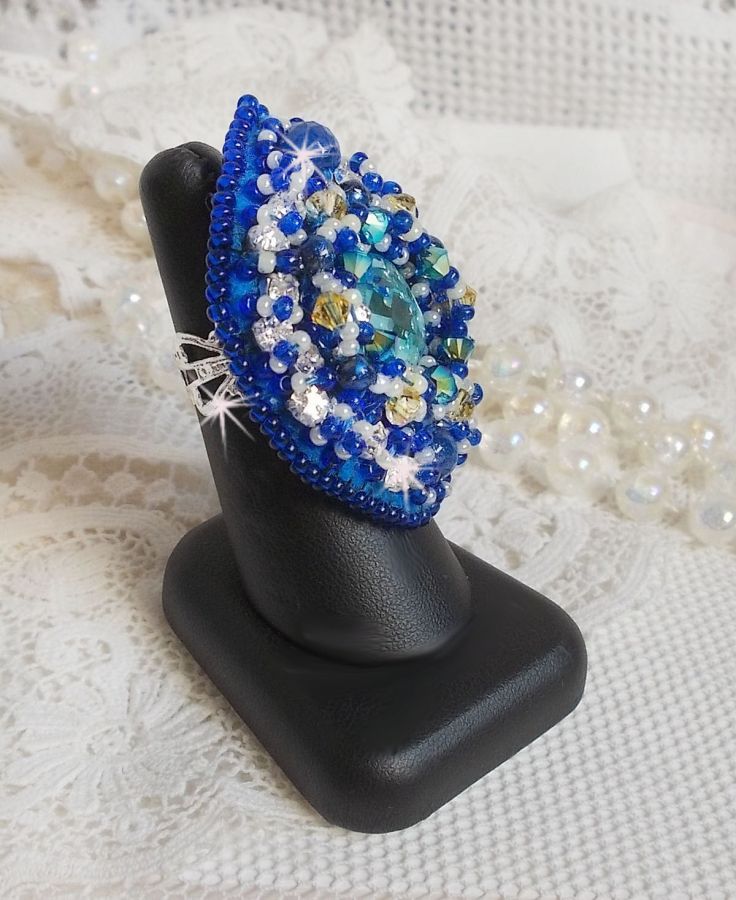 Blue Palace ring, en autentisk design med blå fröpärlor och Swarovski-kristaller.