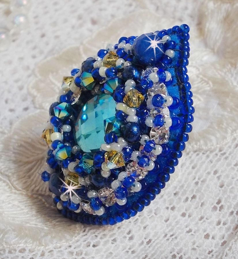 Blue Palace ring, en autentisk design med blå fröpärlor och Swarovski-kristaller.