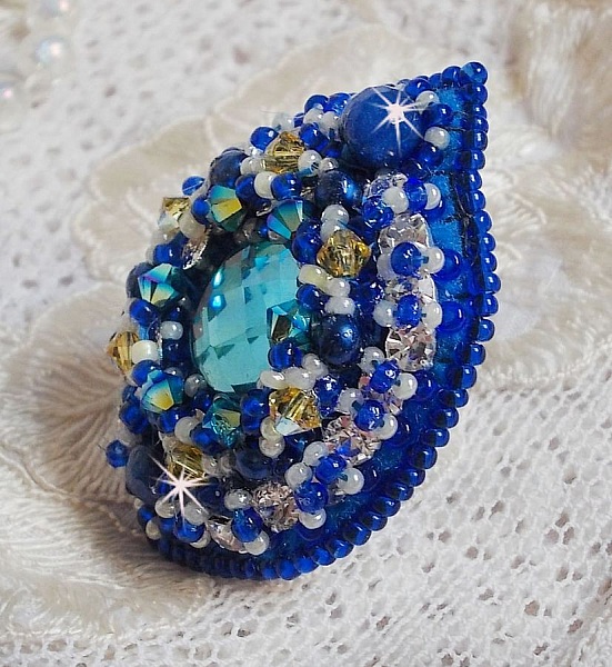 Blue Palace ring, en autentisk design med bl&aring; fr&ouml;p&auml;rlor och Swarovski-kristaller.