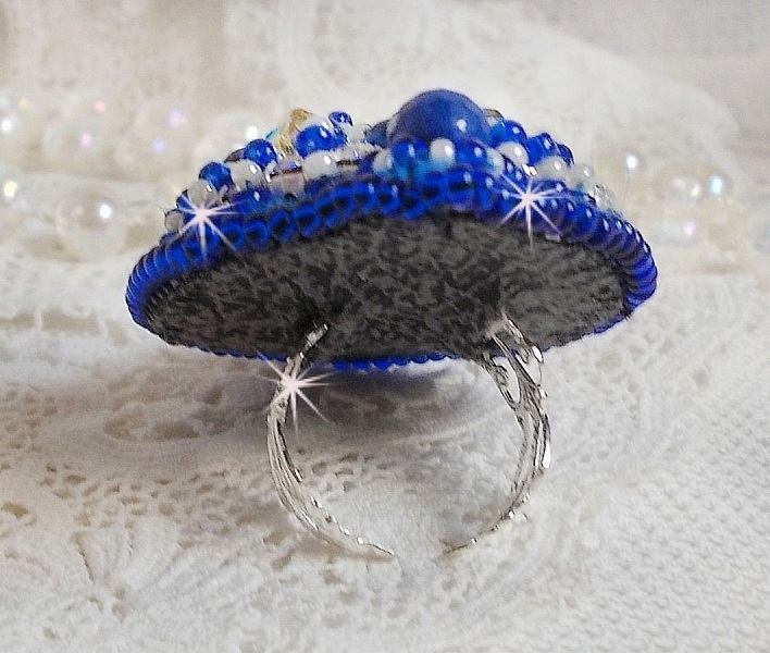 Blue Palace ring, en autentisk design med bl&aring; fr&ouml;p&auml;rlor och Swarovski-kristaller.
