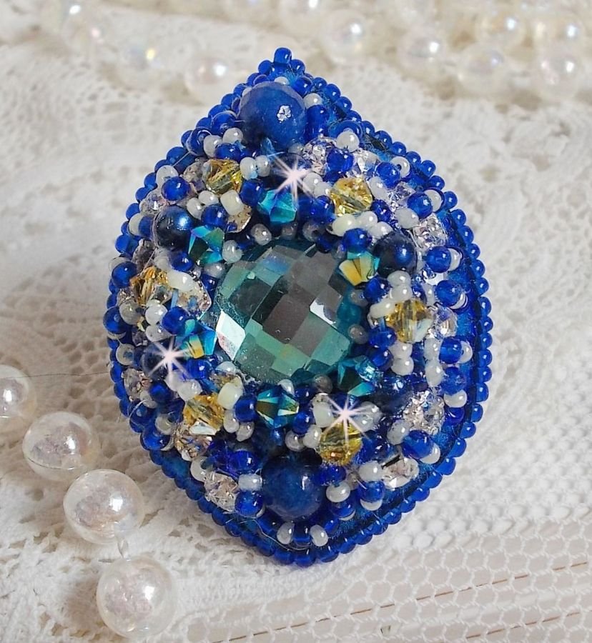 Blue Palace ring, en autentisk design med blå fröpärlor och Swarovski-kristaller.