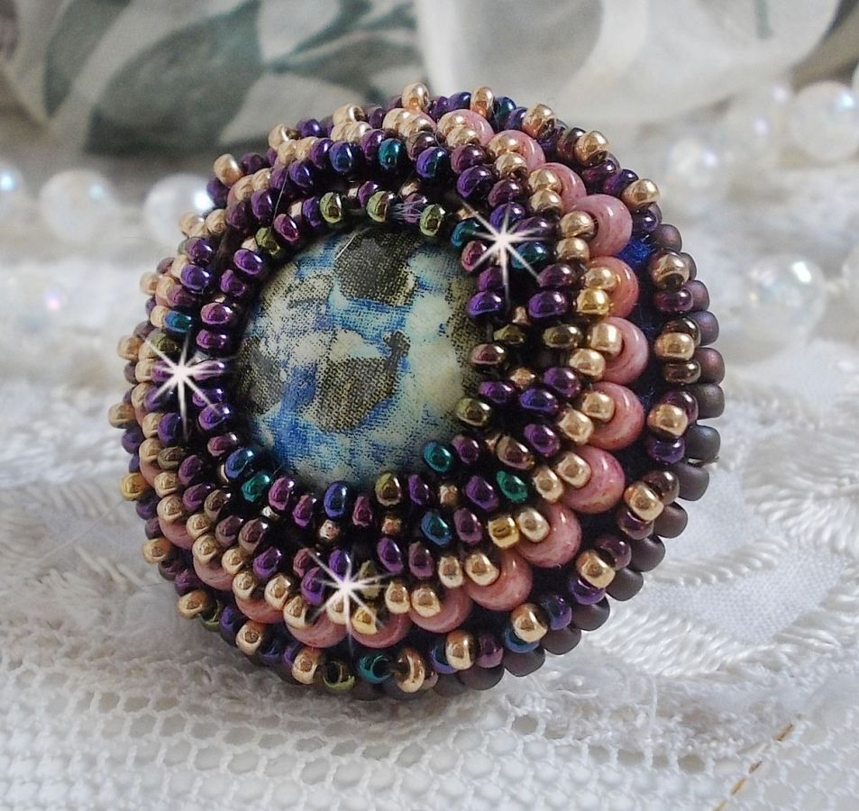 Bonjour Paris ring broderad med en marmorerad harts cabochon och Miyuki fröpärlor.