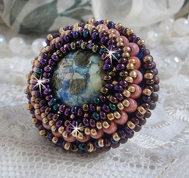 Bague artisanale ornée de perles Miyuki et cabochon marbré.