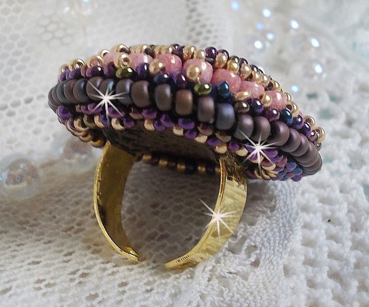 Bague artisanale en perles Miyuki violettes sur support doré.