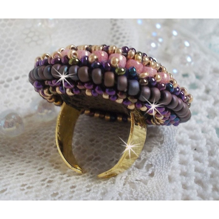 Bonjour Paris ring broderad med en marmorerad harts cabochon och Miyuki fröpärlor.