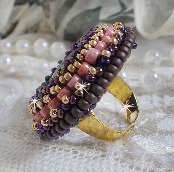 Bague artisanale en perles Miyuki violettes et dorées.