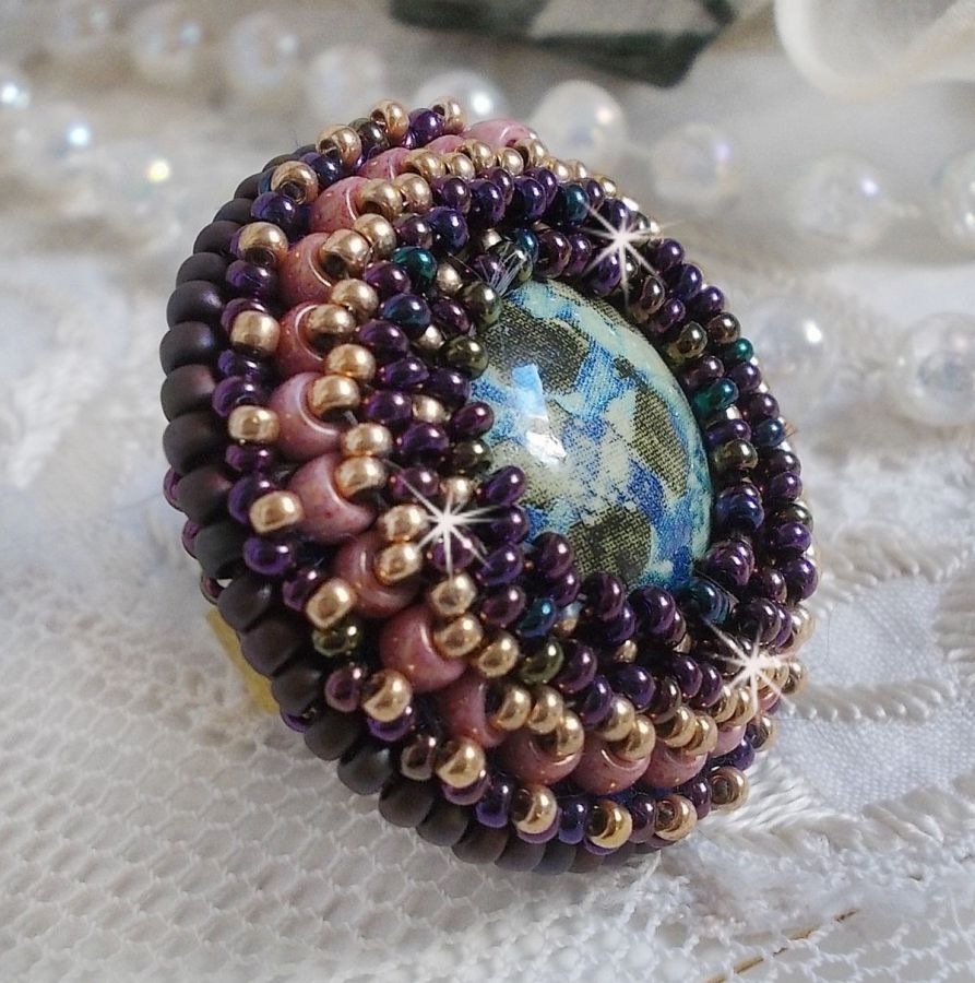 Bonjour Paris ring broderad med en marmorerad harts cabochon och Miyuki fröpärlor.