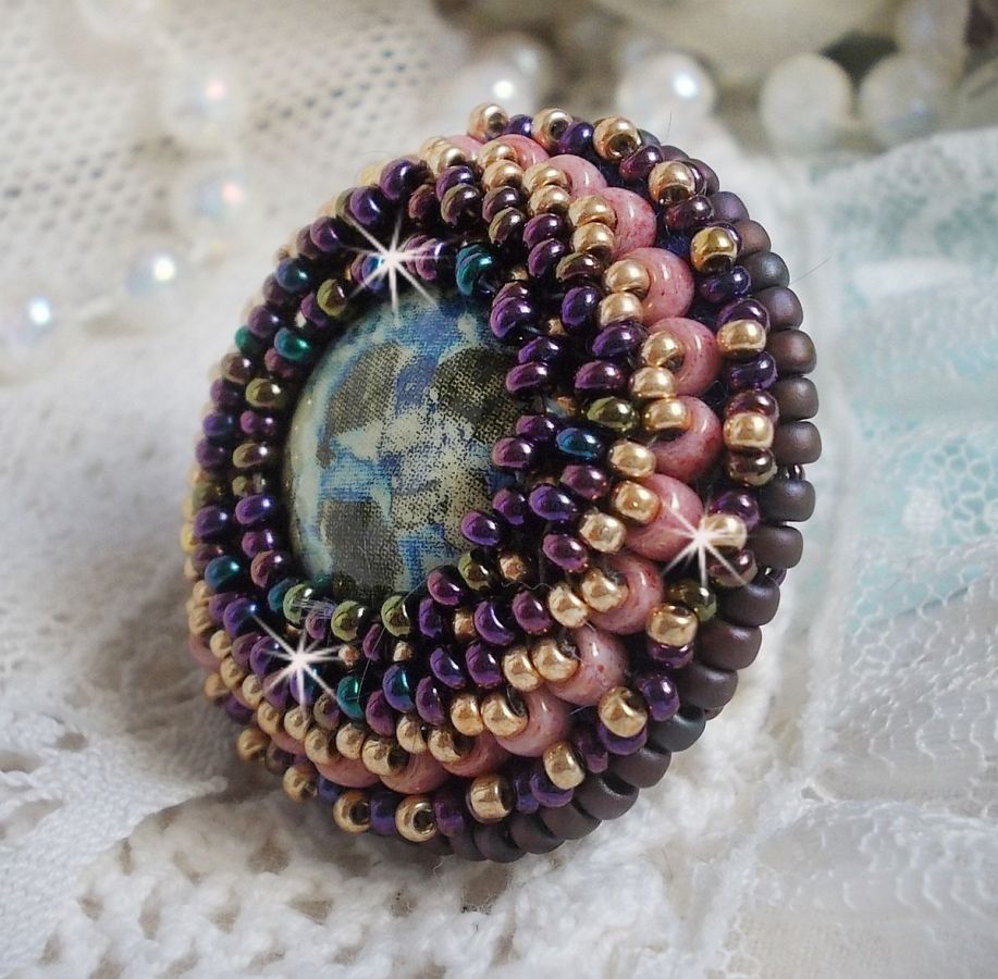 Bonjour Paris ring broderad med en marmorerad harts cabochon och Miyuki fröpärlor.