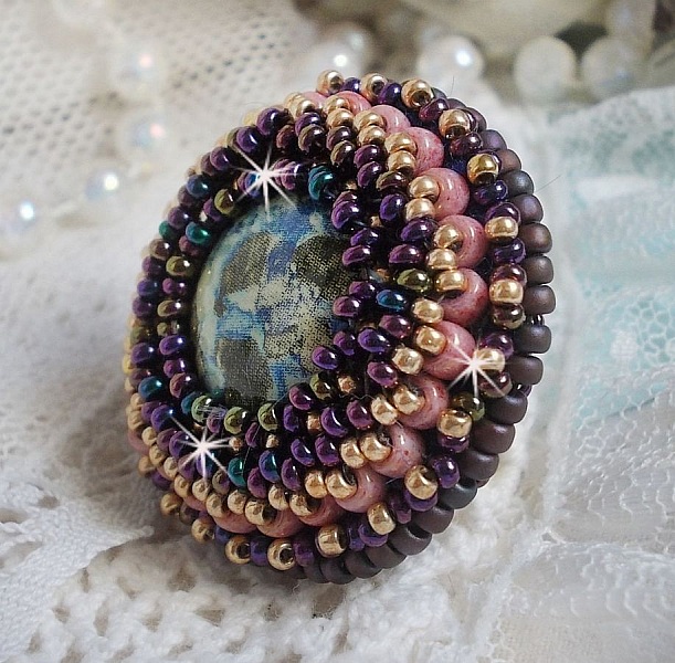 Bague artisanale ornée de perles Miyuki violettes et dorées.