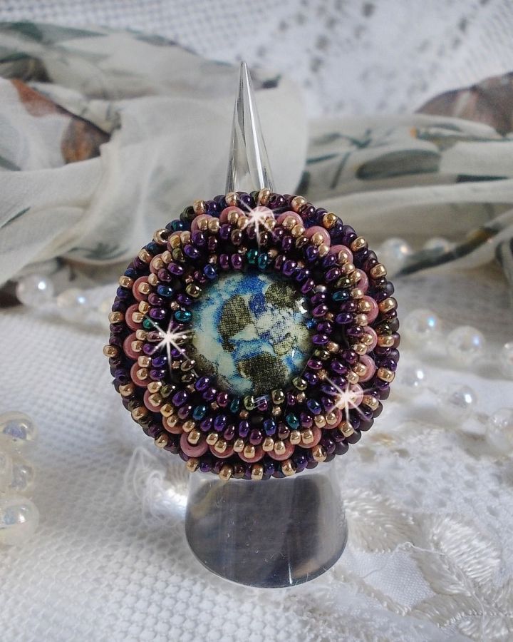 Bonjour Paris ring broderad med en marmorerad harts cabochon och Miyuki fröpärlor.