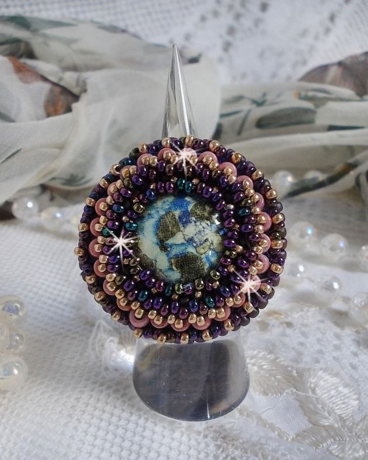 Bonjour Paris ring broderad med en marmorerad harts cabochon och Miyuki fröpärlor.