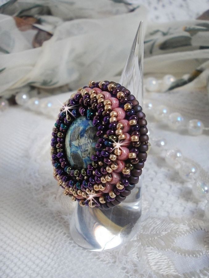 Bonjour Paris ring broderad med en marmorerad harts cabochon och Miyuki fröpärlor.